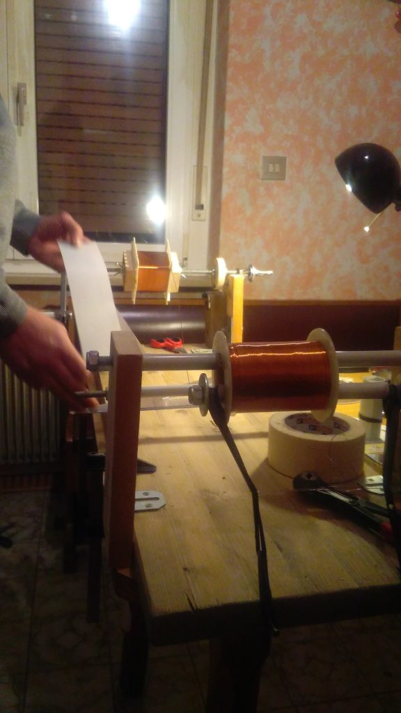 Applicare Carta Isolante a Trasformatori Costruiti Con una Bobinatrice manuale in legno